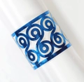 Detail eines lasergeschnittenen blauen Metall-Serviettenrings mit Spiralkunstmuster - Reflektierendes Blau