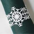 Elegante servilletero de copo de nieve blanco sobre tela verde para decoración navideña - Blanco