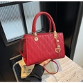 Dettaglio della borsa da sposa trapuntata rossa con manico intrecciato e ciondolo Double Happiness - Rosso con Pendente