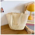 Détail du sac fourre-tout en dentelle au crochet avec base en paille tressée - Blanc
