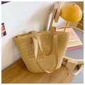 Détail du sac cabas en paille tissée avec motifs en dentelle creuse et base robuste - Marron