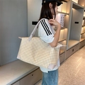 Grand sac de voyage avec motif pied-de-poule jaune et poignées en cuir robustes - Kaki