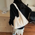 Minimalistische cremeweiße große Kunstleder-Tragetasche mit breiten Schultergurten - Cremeweiß