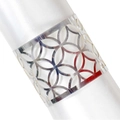 Rond de serviette géométrique argenté moderne sur une serviette en satin blanc - Argent Réfléchissant