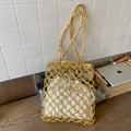 Sac cabas tissé doré métallisé avec motif ajouré et pochette intérieure blanche à cordon - Doré