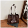Détail d'un grand sac cabas en cuir tressé marron foncé avec petite pochette assortie - Marron