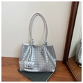 Détail du sac cabas tressé argenté avec poignées nouées et mini porte-monnaie - Argenté