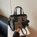 Bolso tipo cubo de lona gris oscuro con ribete de cuero negro y un tierno colgante - Negro (Con Colgante)