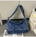 Détails du sac bandoulière en denim bleu foncé avec sangle réglable et texture délavée - Bleu foncé