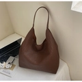 Vista macro de bolso hobo tejido marrón grande con textura suave para el uso diario - Marrón