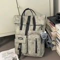 Sac à dos tendance motif marbre gris avec poches multiples et breloque peluche grenouille - Vert (Avec Charme)