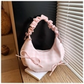 Detalle del bolso medialuna de cuadros rosas con asa fruncida y lazos decorativos - Rosa