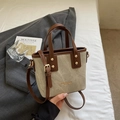 Sac seau en toile et cuir marron avec lettrage doré sur une parure de lit douce - Sans pendentif / Blanc et Marron