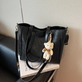 Sac cabas noir tressé avec pendentif ours et bandoulière amovible pour un style élégant - Noir