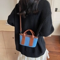 Mini sac bandoulière en denim bleu avec finitions en cuir marron et métal argenté - Bleu