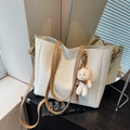 Sac fourre-tout tissé blanc avec lanières brunes et breloque ours en peluche - Blanc Cassé