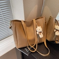Sac fourre-tout tissé kaki en cuir avec charme d'ours en peluche et bandoulière - Khaki