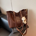 Sac cabas marron foncé à texture tressée avec bandoulière et porte-clés ours - café
