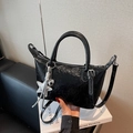 Borsa a mano plissettata nera lucida con ciondolo a stella e tracolla regolabile - Nero