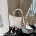Elegante borsa a mano color crema con texture arricciata e ciondolo a stella - Bianco Sporco