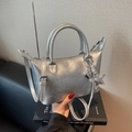 Borsa a mano argento metallizzato plissettata con ciondoli a cuore e stella - Argento