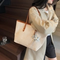 Sac fourre-tout en paille beige avec anses en cuir marron et pendentif étoile d'été - Beige Avec Charme
