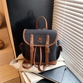 Sac à dos rétro en toile avec broderie cœur et garniture en cuir brun sous la lumière - Noir