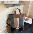 Détail du sac cabas en toile rayée avec tissu tissé, cuir marron et boucles métalliques - Bleu