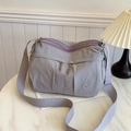 Hellviolette Nylon-Umhängetasche mit Reißverschlüssen und verstellbarem Gurt - Lila