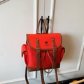 Sac à dos en toile rouge avec broderie cœur fleurie et brides en similicuir brun - Rouge