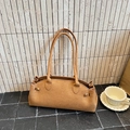 Sac baguette français en daim marron avec pli ondulé et détails de rivets - Marron