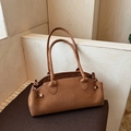 Sac baguette minimaliste en daim marron avec détails plissés et boucles dorées - Marron Foncé