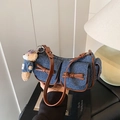 Borsa a spalla in denim blu con profili in pelle marrone e due tasche con fiocchi - Con Ciondolo / Marrone