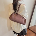 Sac baguette en daim marron givré avec boucle dorée et fine bandoulière élégante - Marron
