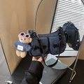 Borsa a spalla Y2K in denim blu con cinturini in pelle e ciondolo a forma di orsetto - Con Ciondolo / Nero