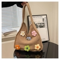 Détail de fleurs 3D crochetées sur un sac fourre-tout en maille beige à texture fine - Khaki
