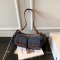 Borsa a spalla in denim blu con finiture in pelle marrone e fiocchi decorativi - Senza Ciondolo / Marrone