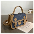 Vue latérale du mini sac bandoulière en denim avec bordure en cuir brun et patch cœur - Bleu foncé