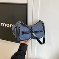 Borsa a spalla Y2K in denim blu con fiocchi in vernice nera e tracolla regolabile - Senza Ciondolo / Nero
