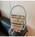 Détail du sac seau tissé à la main avec rayures colorées et poignées en cuir bleu clair - Bleu