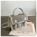 Détails d'un sac carré en denim chic avec emblème de cœur et double boucles métal - Gris