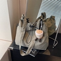 Sac cabas en nylon vert olive avec fermeture à cordon et joli pendentif peluche - Vert avec Breloque