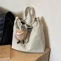 Sac fourre-tout en nylon beige clair avec cordon de serrage et charm en peluche café - Blanc Crème avec Pendentif
