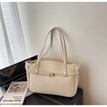 Détail d'un cabas en cuir grainé crème avec boucle en métal et accessoires de bureau - Blanc Cassé