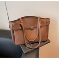 Détail du sac cabas en cuir marron avec motif litchi et boucle métallique dorée - Marron