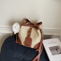 Sac seau en paille avec garniture en cuir marron foncé et breloque monstre en peluche - Beige (Avec Pendentif)