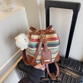 Sac seau en paille tissée à rayures colorées avec garniture en cuir et pompon blanc - Patchwork Multicolore (Avec Pendentif)