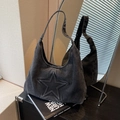 Sac hobo en denim noir délavé à l'acide avec grande étoile en relief et sangle - Noir