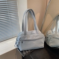 Borsa tote in nylon grigio-azzurro chiaro con texture plissettata e tasche multiple - Blu