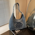 Sac hobo en jean bleu avec grand motif étoile matelassé et large bandoulière confortable - Bleu
